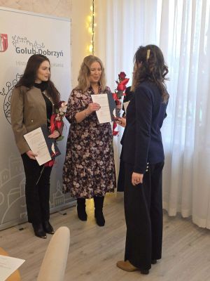 Pani Burmistrz dominika Piotrowska wręcza akt zawodowy nauczcielkom