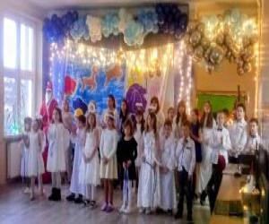 dzieci występujące w przedstawieniu jasełkach