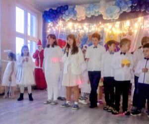 dzieci występujące w przedstawieniu jasełkach