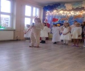 dzieci występujące w przedstawieniu jasełkach