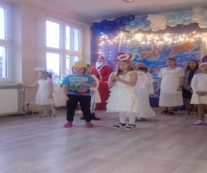 dzieci występujące w przedstawieniu jasełkach