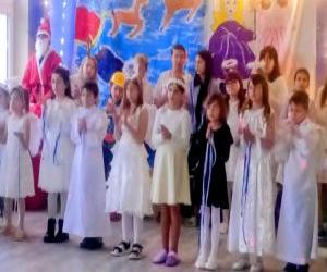 dzieci występujące w przedstawieniu jasełkach