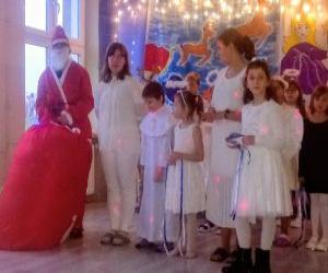 dzieci występujące w przedstawieniu jasełkach