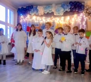 dzieci występujące w przedstawieniu jasełkach