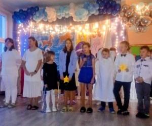 dzieci występujące w przedstawieniu jasełkach