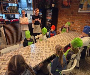 uczestnicy Klubu Młodzieżowego z przedstawicielami Restauracji Księgarnia