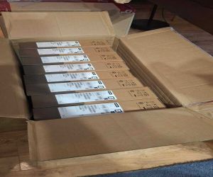 zdjęcie laptopów w kartonach