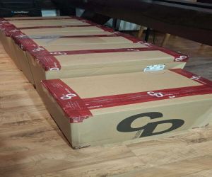 zdjęcia kartonów ze sprzętem