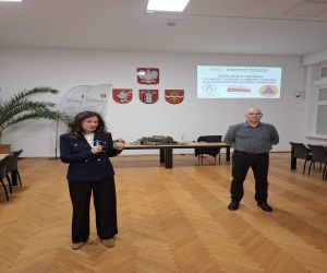 Pani Burmistrz Dominika Piotrowska wraz z Panem prowadzącym szkolenie