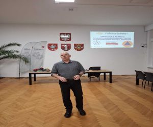 Pan prowadzący szkolenie z zakresu ochrony ludności i obrony cywilnej