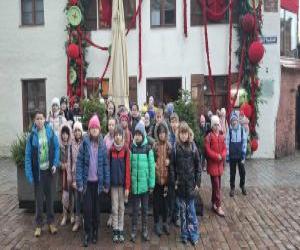 Dzieci ze Szkoły Podstawowej nr 1 im. Konstytuacji 3-ego Maja przed Pierogarnią w Toruniu