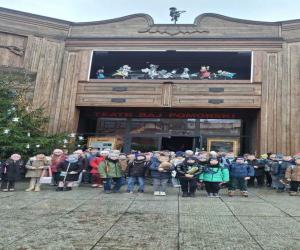 Dzieci ze Szkoły Podstawowej nr 1 im. Konstytuacji 3-ego Maja przed Teatrem Baj Pomorski