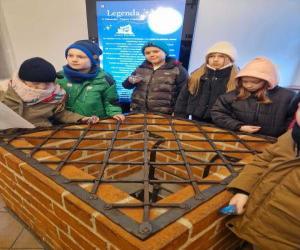 Dzieci ze Szkoły Podstawowej nr 1 im. Konstytuacji 3-ego Maja podczas zwiedzania Zamku Anny Wazówny