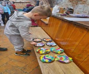 Dzieci ze Szkoły Podstawowej nr 1 im. Konstytuacji 3-ego Maja na warsztatach