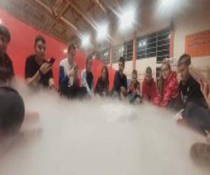 uczestnicy klubu młodzieżowego podczas eksperymentu z suchym lodem