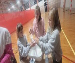 uczestnicy klubu młodzieżowego podczas eksperymentu z suchym lodem