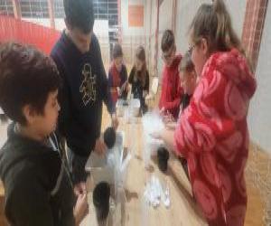 uczestnicy klubu młodzieżowego podczas eksperymentu z suchym lodem..,,