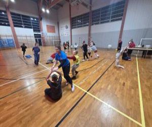 uczestnicy klubu młodzieżowego podczas zajęć sportowych