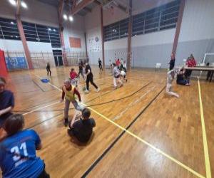 uczestnicy klubu młodzieżowego podczas zajęć sportowych