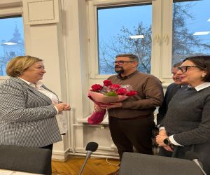 Przewodnicząca Rady Miasta  wraz ze swoimi Zastępcami wreczają Pani Skarbnik Barbarze Suchockiej bukiet