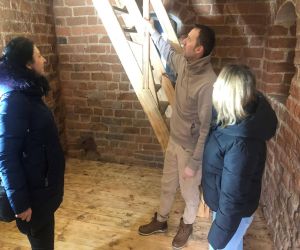 Pani Kierownik Wydziału Infrastruktury Justyna Stokowska z pracownikiem Urzędu miasta oraz Wykonawcą