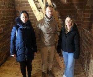 Pani Kierownik Wydziału Infrastruktury Justyna Stokowska z pracownikiem Urzędu miasta oraz Wykonawcą