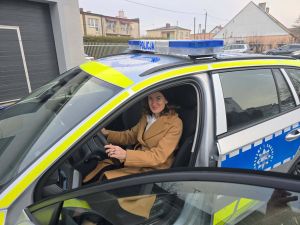 Pani Burmistrz Dominika Piotrowska w dofinansowanym aucie policyjnym