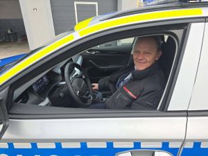 Pan Piotr Wolski Wójt Gminy Radomin w dofinansowanym aucie