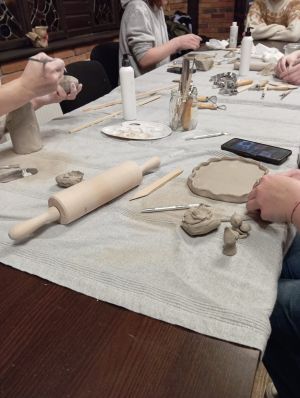 uczestnicy warsztatów podczas wykonywania ceramiki