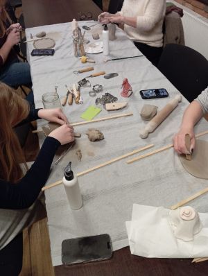 uczestnicy warsztatów podczas wykonywania ceramiki