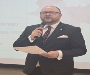 Pan przedstawiający prezentacje na temat Strategi Rozwoju Ponadlokalnego