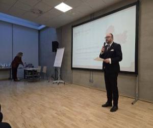 Pan przedstawiający prezentacje na temat Strategi Rozwoju Ponadlokalnego