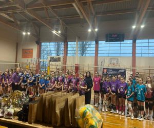 zdjęcie wszystkich uczestników Turnieju wraz z Panią Burmistrz Miasta Golubia-Dobrzynia