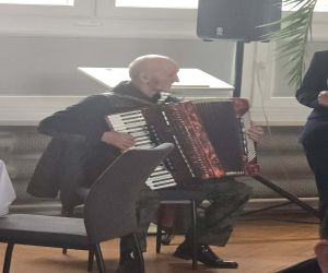 Pan grający na Akordeonie