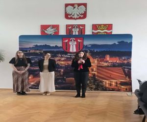 Przemawiająca Pani Burmistrz Dominika Piotrowska wraz z Panią Dyrektor oraz pracownikiem MOPS