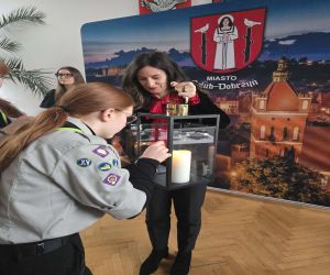 przekazanie Światełka Betlejemskiego Pani Burmistrz Dominice Piotrowskiej przez Harcerzy Hufiec ZHP Golub-Dobrzyń