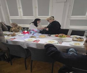 Dzielenie się opłatkiem mieszkanki miasta