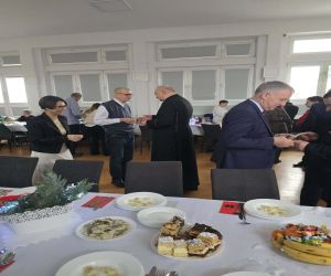 Dzielenie się opłatkiem mieszkanki miasta