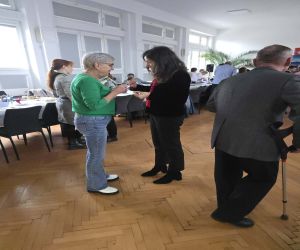 Dziele sie opłatkiem Pani Burmistrz z mieszkanką miasta