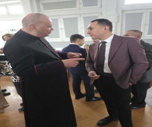 Dzielenie się opłatkiem Ksiądz Proboszc parafii w Dobrzyniu oraz Radny Szymon Wiśniewski