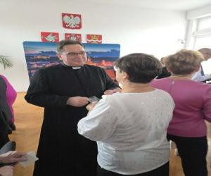 Dzielenie się opłatkiem Ksiądz Proboszcz parafii w Golubiu wraz z  mieszkanką miasta