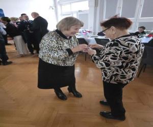 Dzielenie się opłatkiem mieszkanki miasta