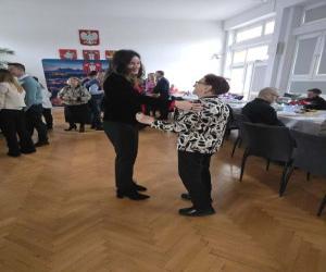 Dziele sie opłatkiem Pani Burmistrz z mieszkanką miasta