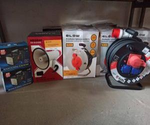 przedłużacze, megafony, latarki