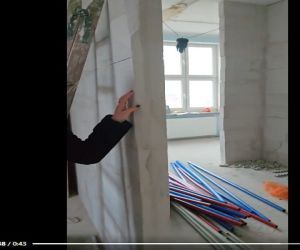 Pani Burmistrz Dominika Piotrowska  pokazuje remont pomieszczeń na złobek dla maluszków