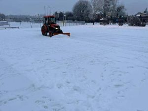 przygotowania na terenie Ośrodka Sportu i Rekreacji do ślizgawki