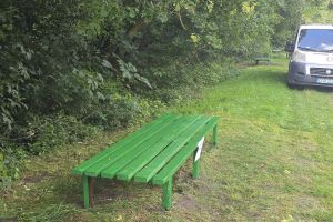 naprawione i pomalowane ławki koło Drwęcy