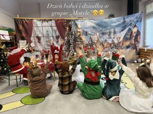 Dzieci w przedszkolu na Dniu Babci i Dziadka