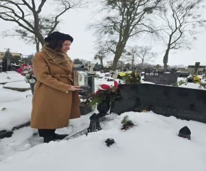 Pani Burmistrz Dominika Piotrowska przy grobie Franciszka Golusa