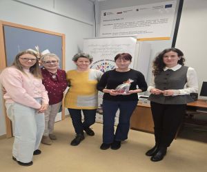 najlepsze czytelniczki z Panią Burmistrz Panią Dyrektor Biblioteki  i pracownikiem biblioteki